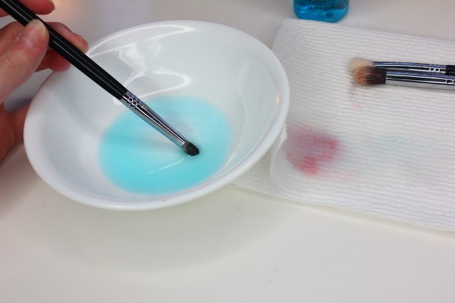 Fast makeup brush cleaner